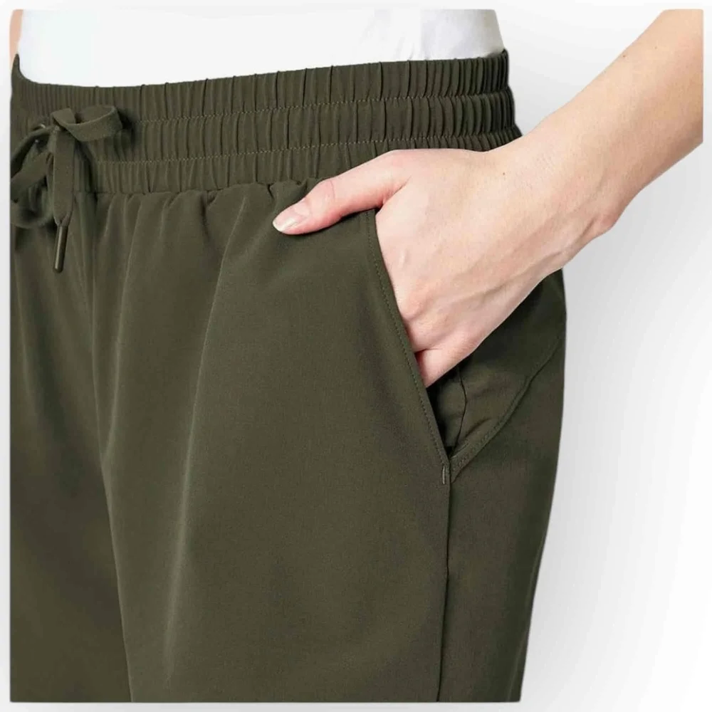 Mondetta Women Olive Green Moisture Wicking Woven Paper Bag Waist Shorts M 552M